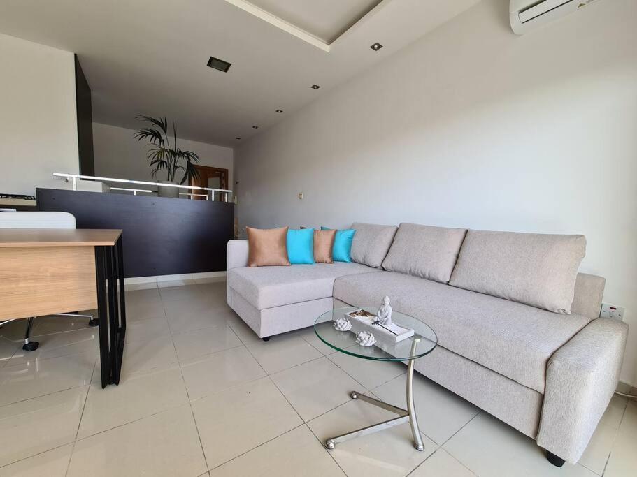 2 Bedroom Seafront Duplex Penthouse In The Heart Of Spinola Bay San Ġiljan Buitenkant foto