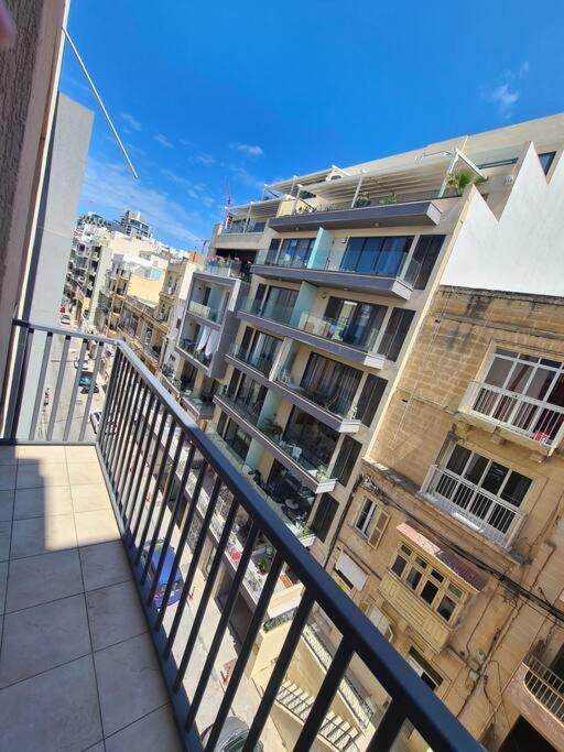 2 Bedroom Seafront Duplex Penthouse In The Heart Of Spinola Bay San Ġiljan Buitenkant foto