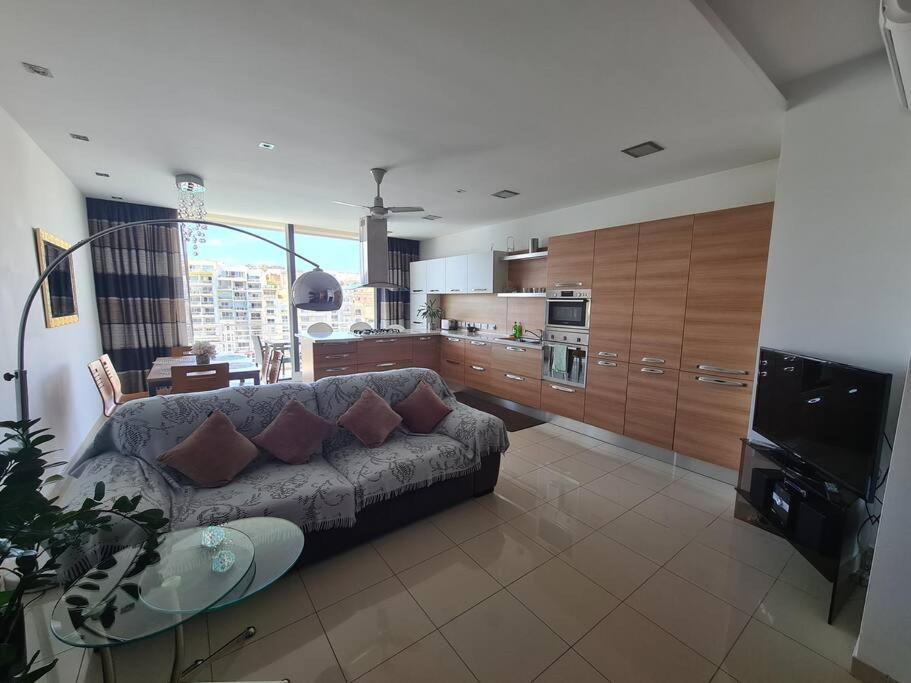 2 Bedroom Seafront Duplex Penthouse In The Heart Of Spinola Bay San Ġiljan Buitenkant foto