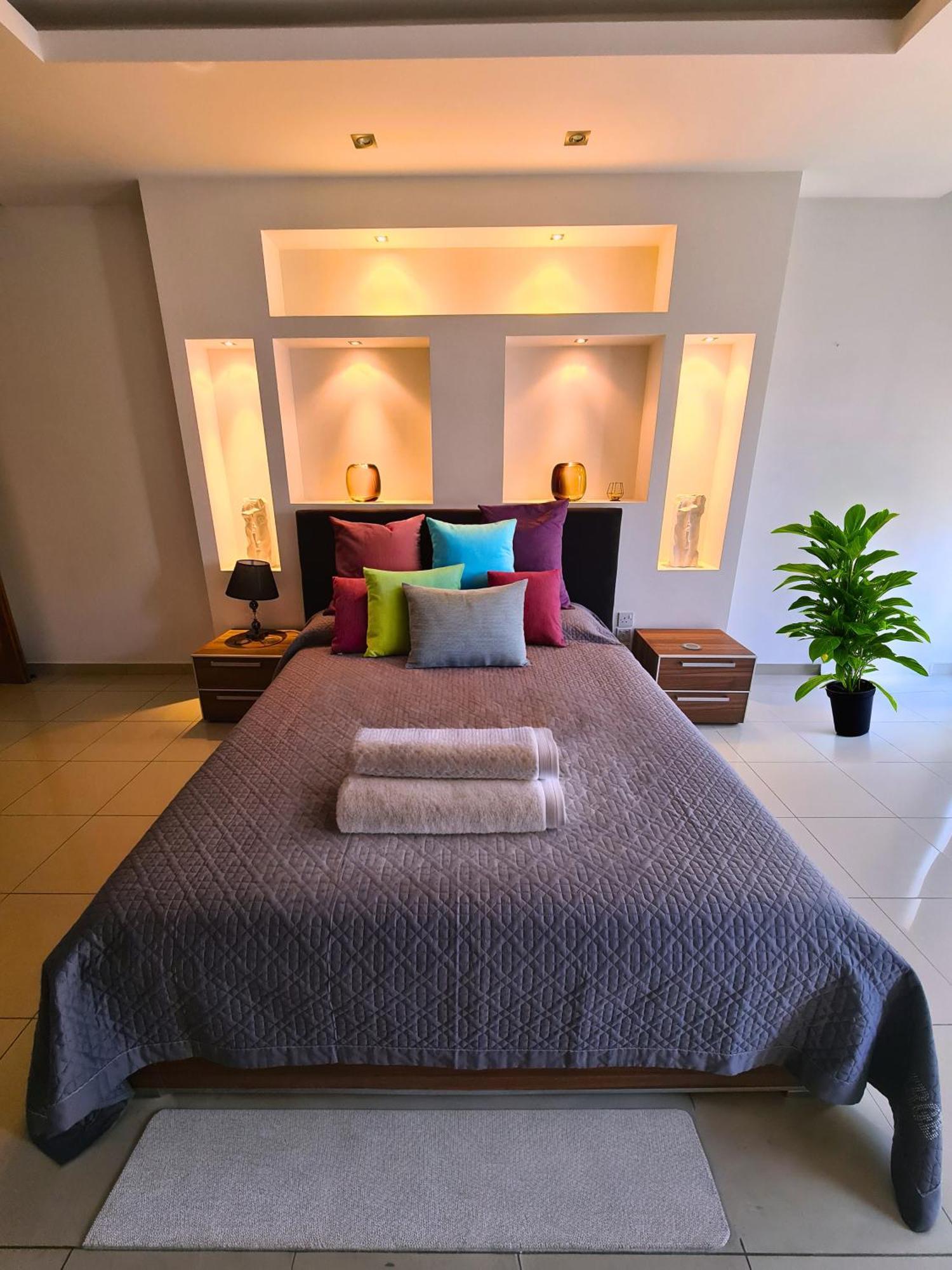 2 Bedroom Seafront Duplex Penthouse In The Heart Of Spinola Bay San Ġiljan Buitenkant foto