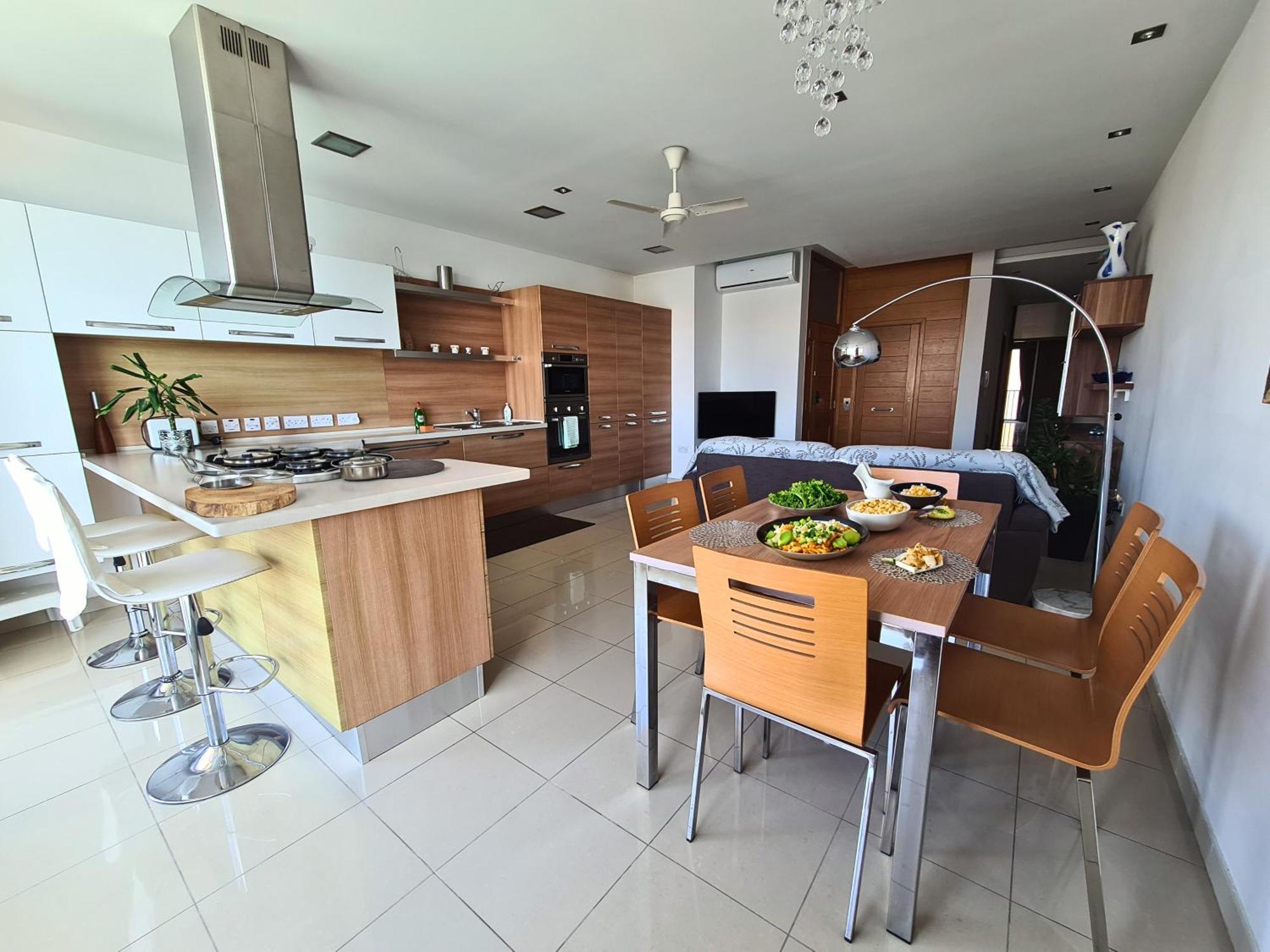2 Bedroom Seafront Duplex Penthouse In The Heart Of Spinola Bay San Ġiljan Buitenkant foto