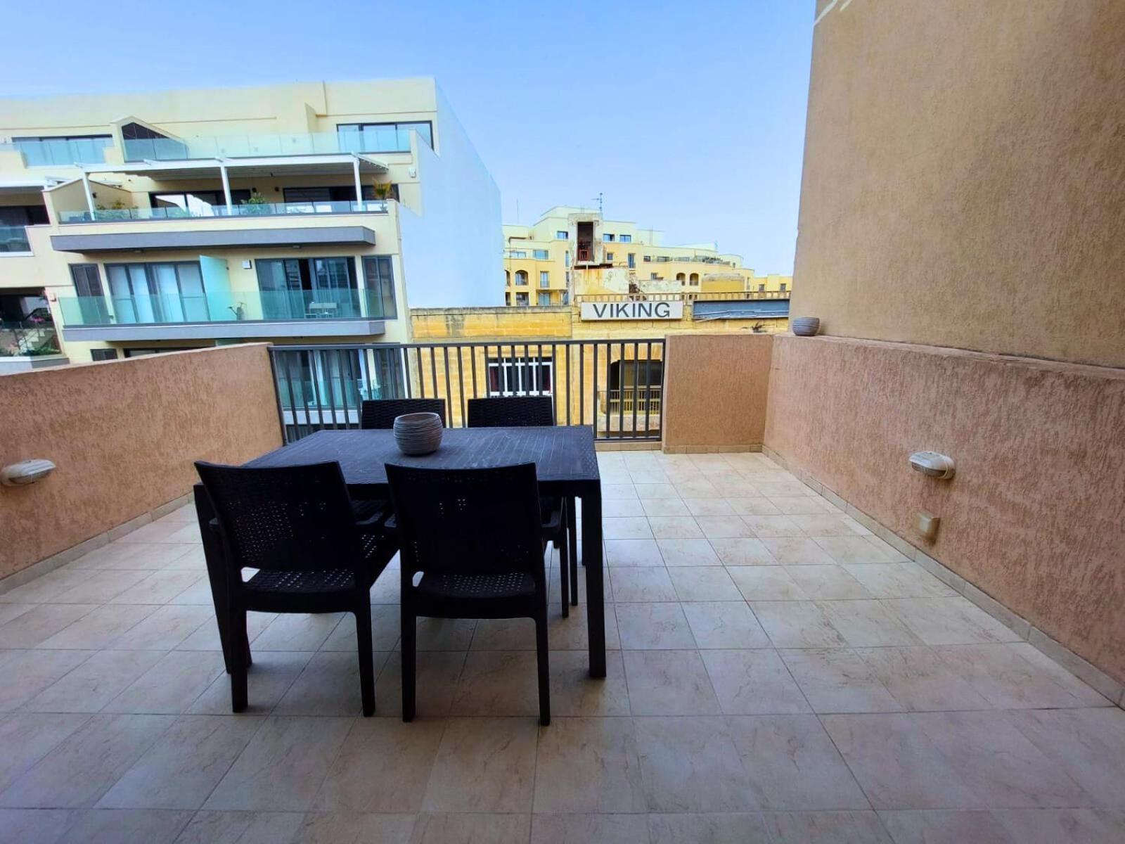2 Bedroom Seafront Duplex Penthouse In The Heart Of Spinola Bay San Ġiljan Buitenkant foto